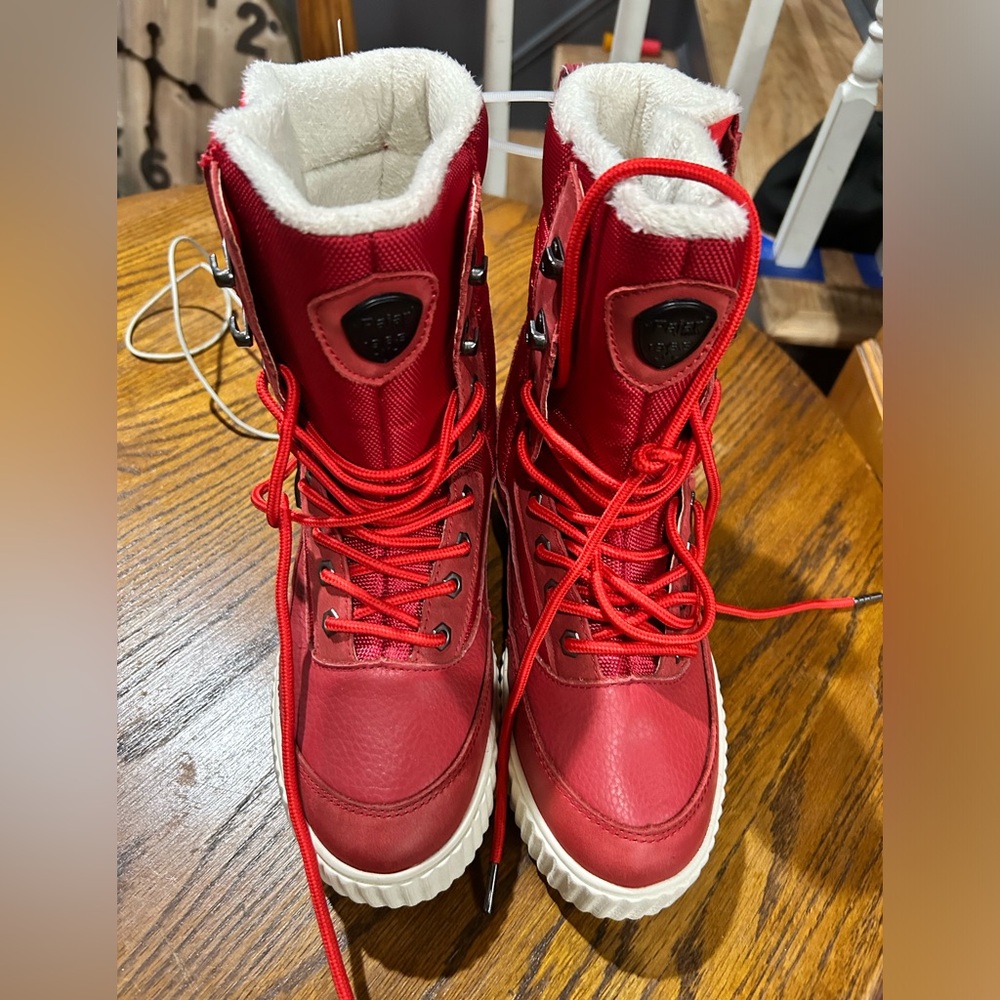 NWT Pajar Women’s winter boot size 7-7.5.  Nice red with side zipper